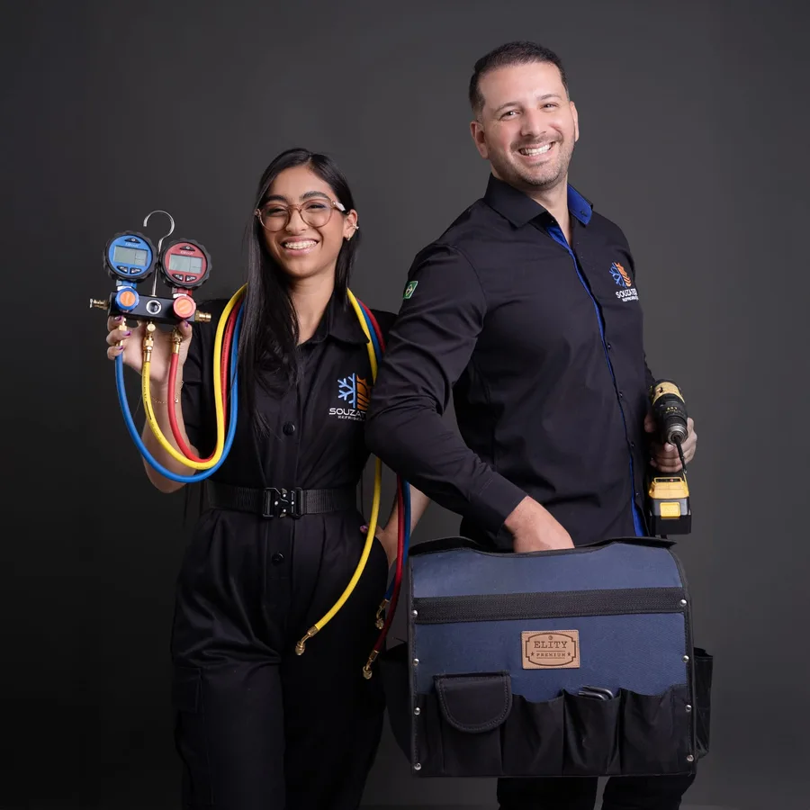 Equipe SouzaTech Refrigeração com equipamentos